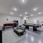 Beautiful Home, Centrally Located To Parks With Pool