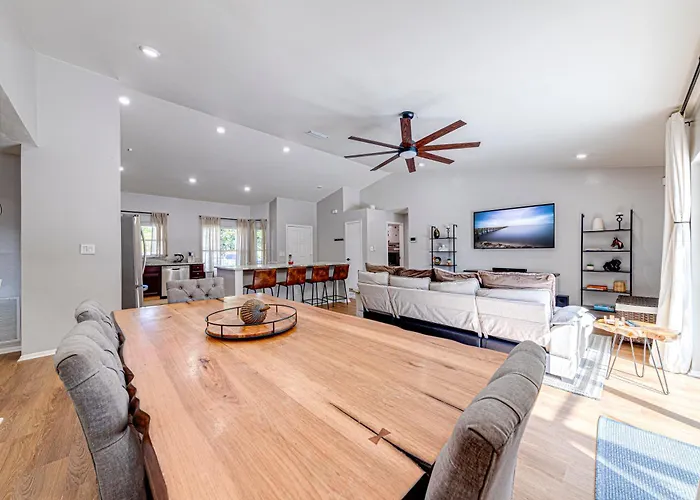 Beautiful Home, Centrally Located To Parks With Pool