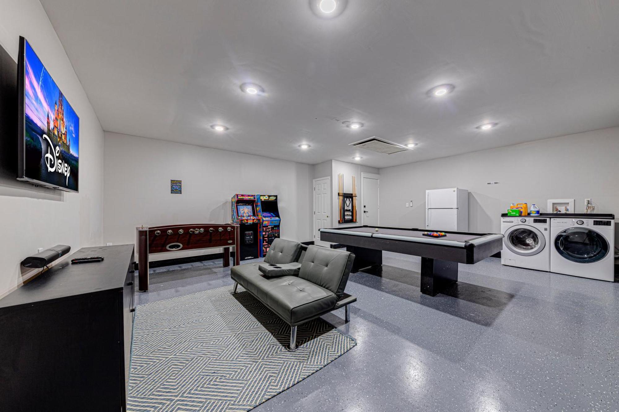 Beautiful Home, Centrally Located To Parks With Pool