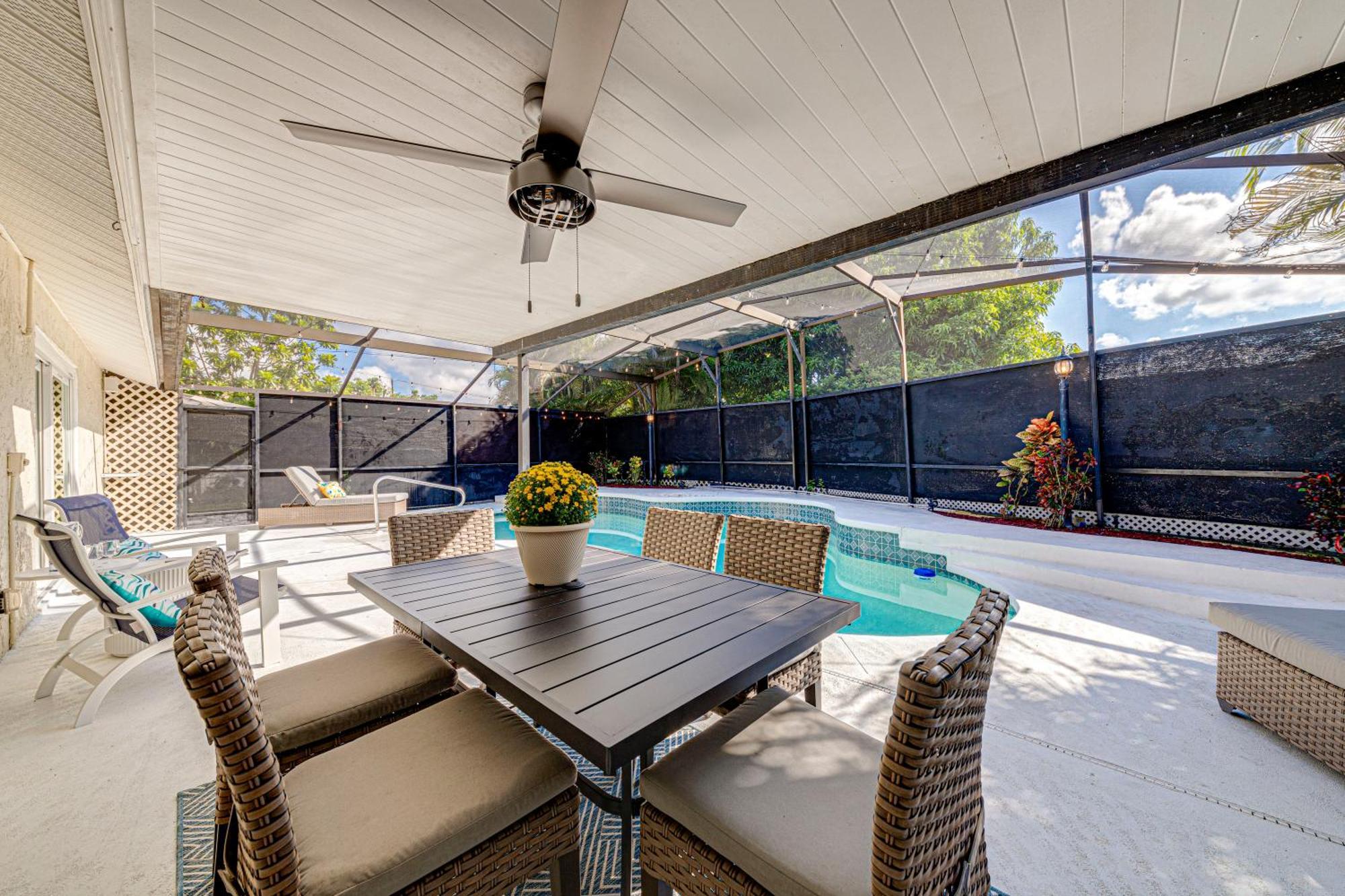 Beautiful Home, Centrally Located To Parks With Pool Holiday home *