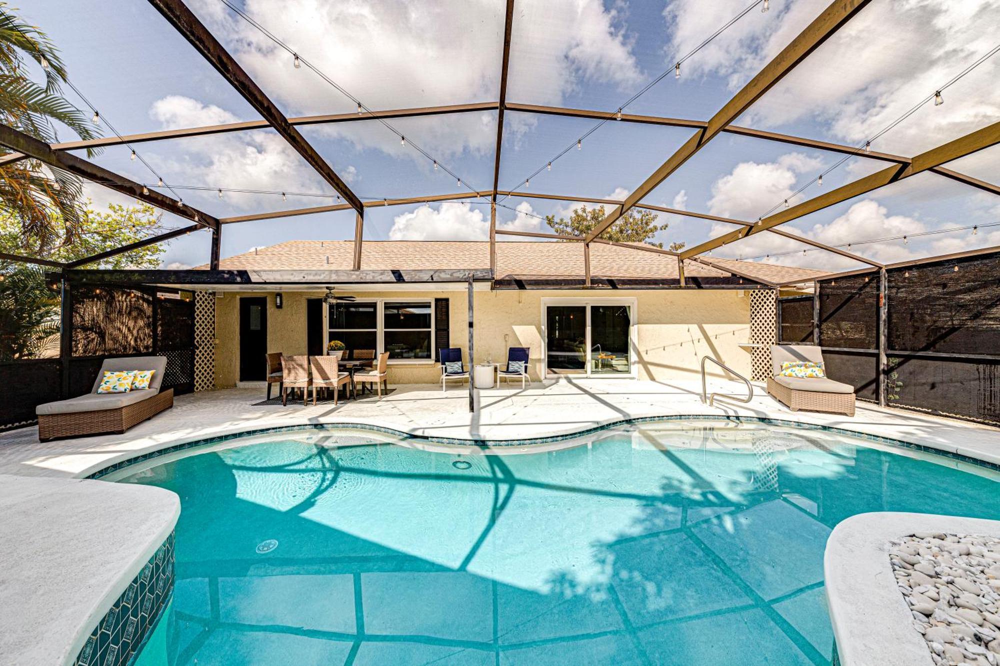 Holiday home Beautiful Home, Centrally Located To Parks With Pool