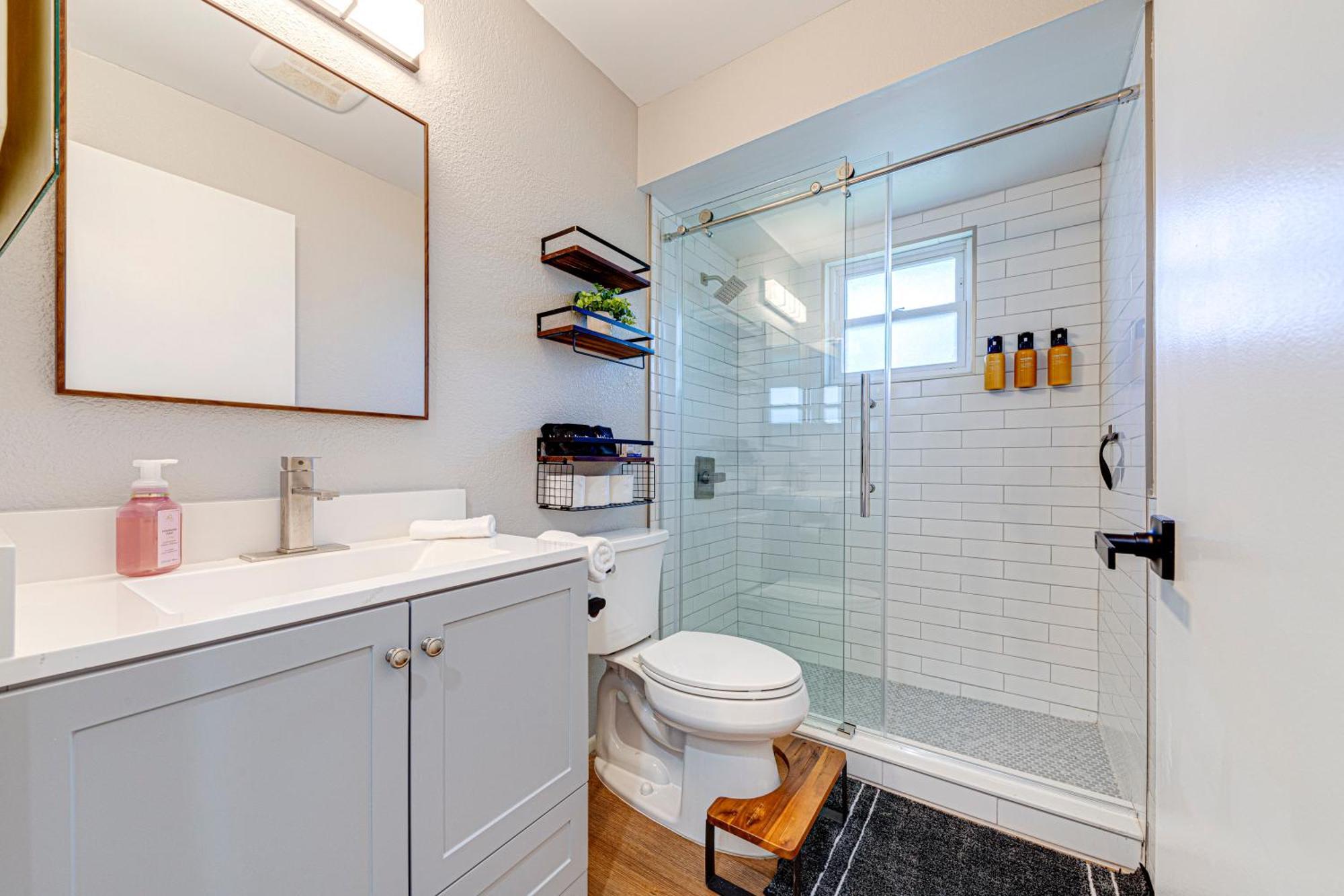 Beautiful Home, Centrally Located To Parks With Pool