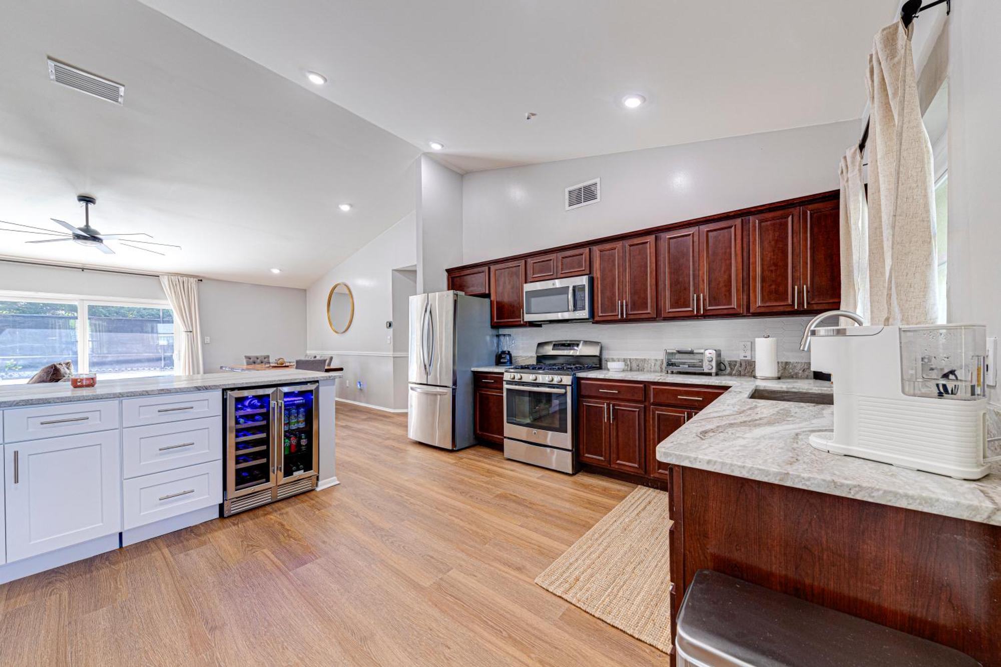 Beautiful Home, Centrally Located To Parks With Pool