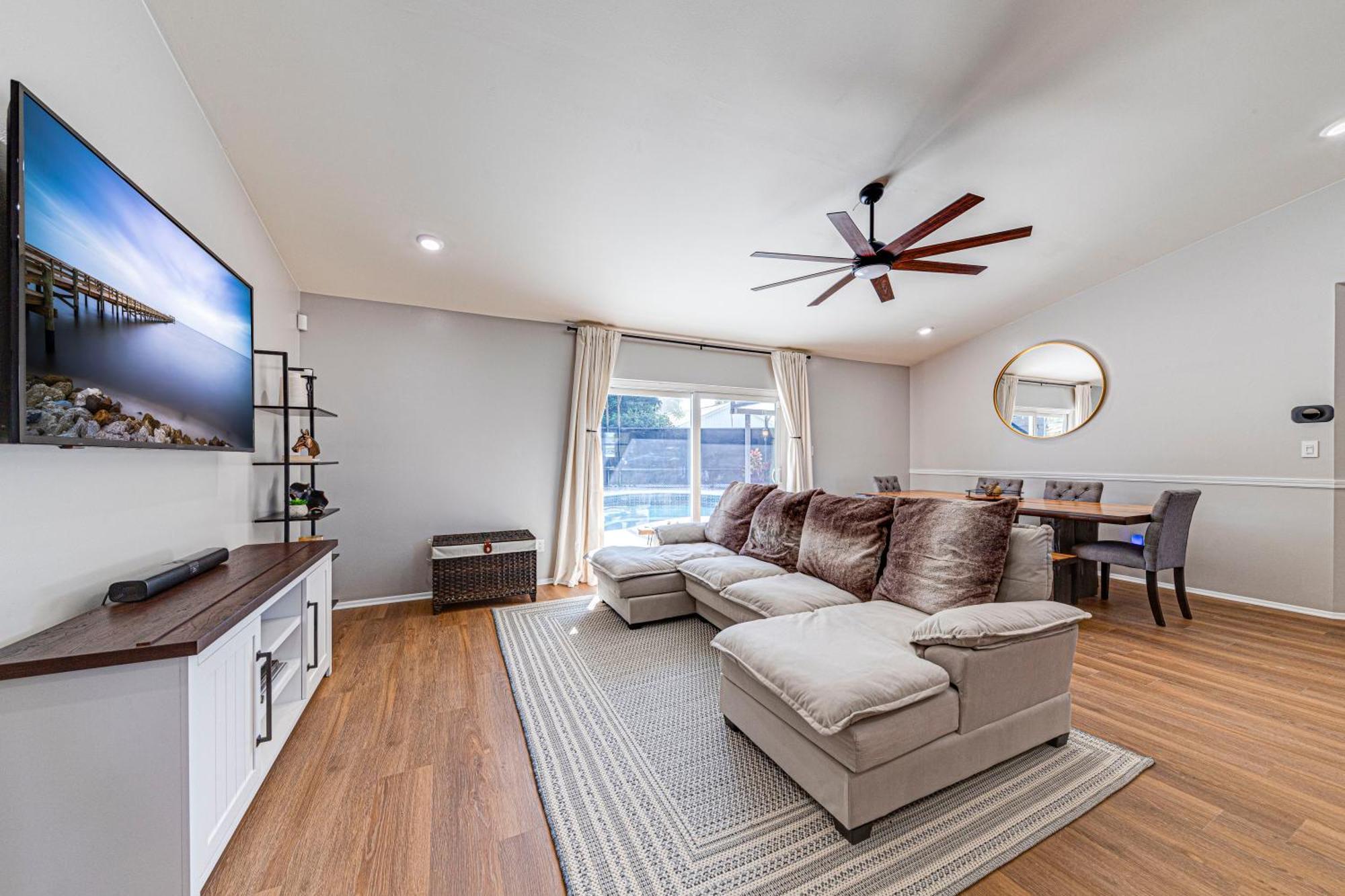 Beautiful Home, Centrally Located To Parks With Pool *