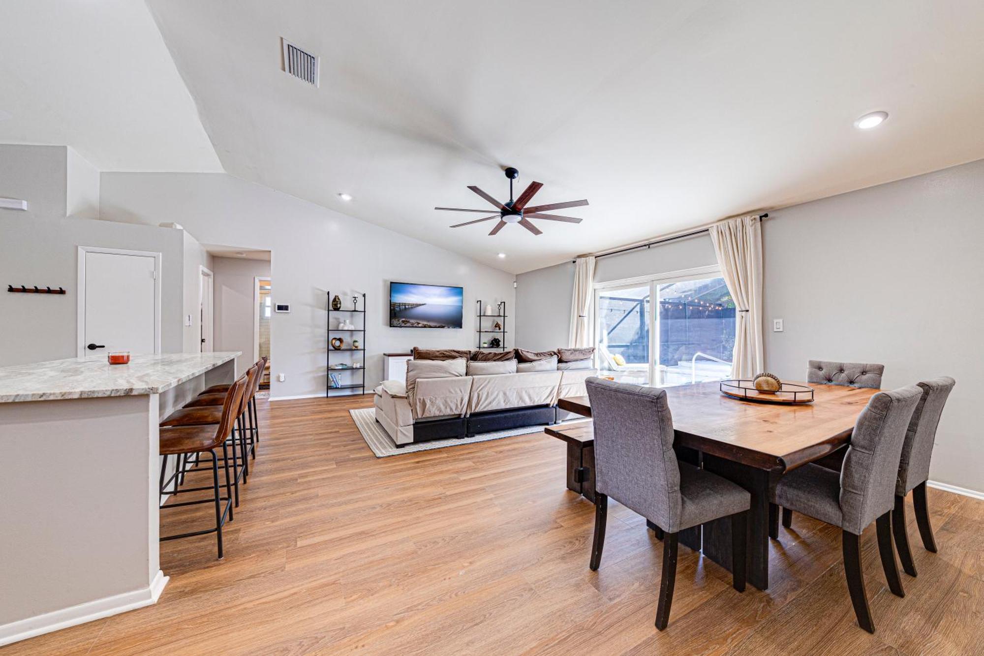 Beautiful Home, Centrally Located To Parks With Pool *