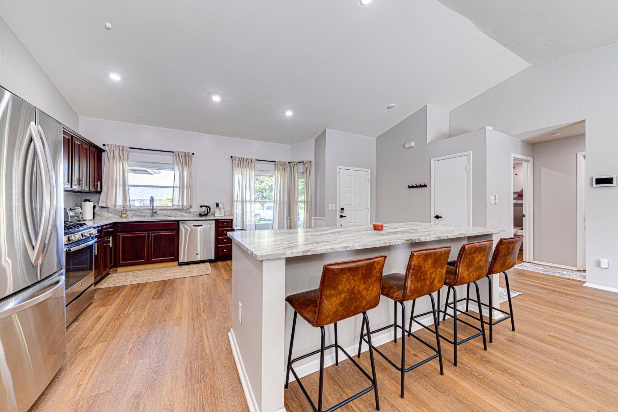 Beautiful Home, Centrally Located To Parks With Pool
